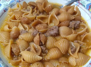 Una foto de Sopa de conchitas con carne molida