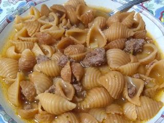 Sopa de conchitas con carne molida