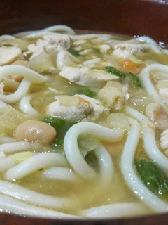 Una foto de Sopa de miso con fideos udon, alubias, pollo y verduras