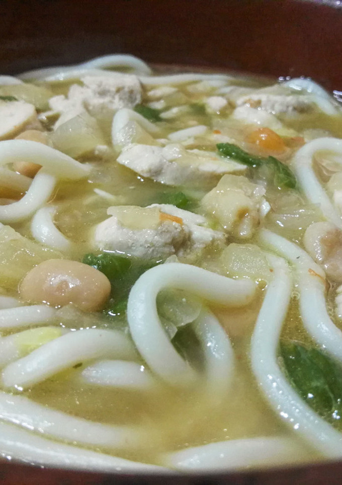 Una foto de Sopa de miso con fideos udon, alubias, pollo y verduras