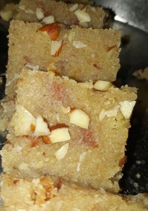 सूजी बादाम बर्फी (Suji almond barfi recipe in hindi) रेसिपी मुख्य फोटो