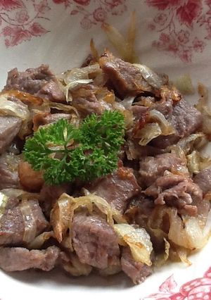 Una foto de Carne encebollada