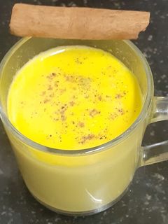 હેલ્થી  ટરમરીક લાતે  / ગોલ્ડન મિલ્ક (Healthy /Turmeric Late /Golden milk Recipe in Gujarati) રેસીપી મુખ્ય ફોટો