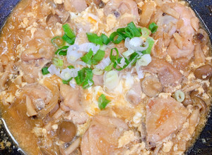 「親子」洋蔥野菇雞肉丼（料） 的食譜成品照片