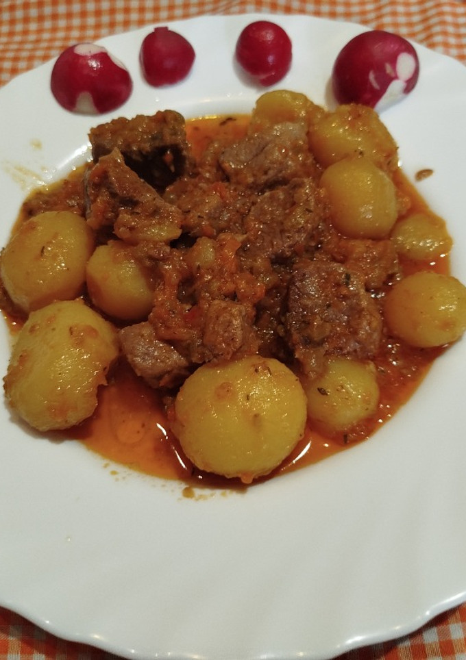 Una foto de Caldereta sevillana con papas en olla exprés o normal