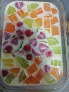 Una foto de Mosaico de gelatina y fresas