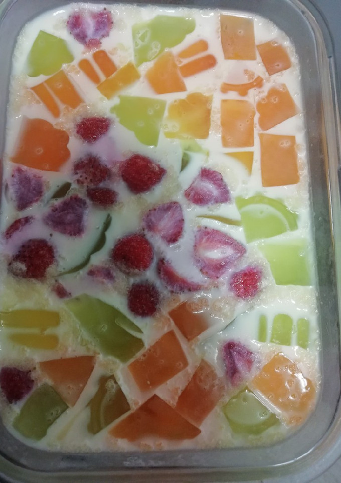 Una foto de Mosaico de gelatina y fresas