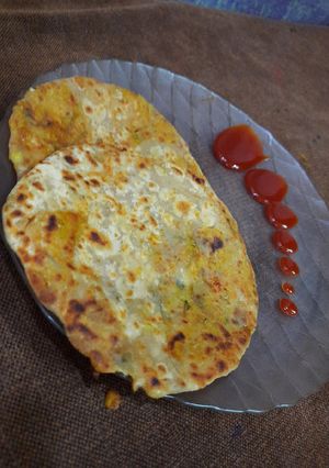 A picture of Onion and tomatoes paratha.
