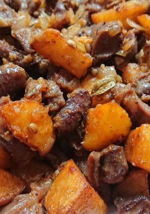 صورة لوصفة قلوبات وقوانص دجاج 🍗 مع مكعبات البطاطا 🥔😋
