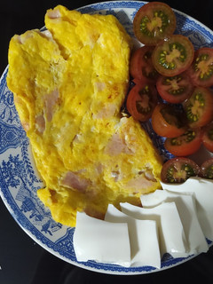 Una foto de Tortilla de pechuga de pavo con queso fresco y cherrys