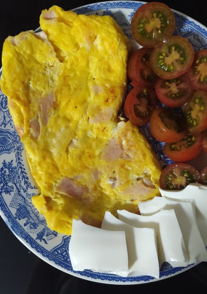 Una foto de Tortilla de pechuga de pavo con queso fresco y cherrys