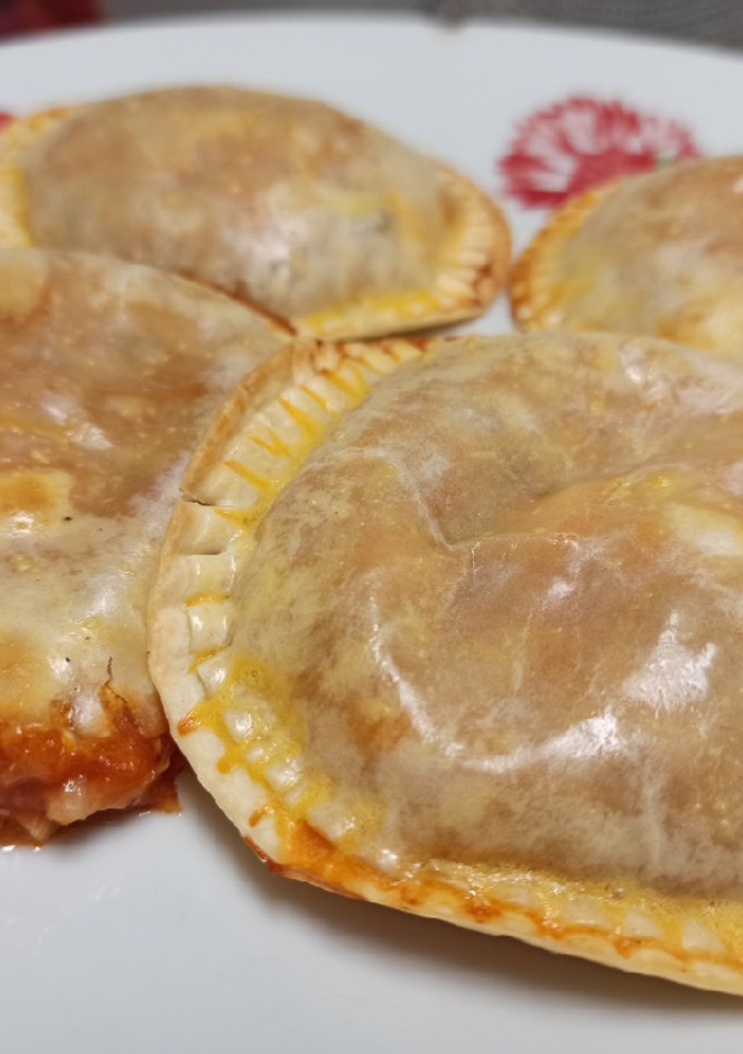 Una foto de Mini empanadas de pollo, manzana y barbacoa