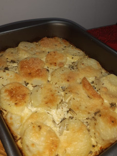 Una foto de Papas a la crema al horno acompañada de carne al horno