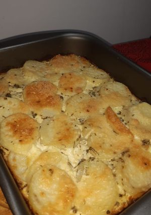 Una foto de Papas a la crema al horno acompañada de carne al horno
