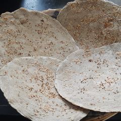 A picture of Bajra seasome seeds bhakri.