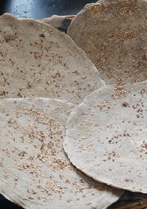 A picture of Bajra seasome seeds bhakri.