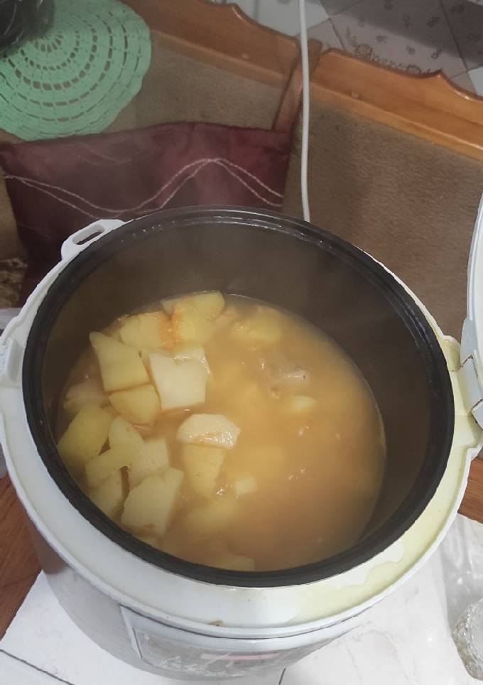 Тушкована картопля з м'ясом