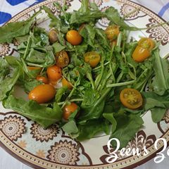 A picture of Arugula and Yellow Cherry Tomato Salad.