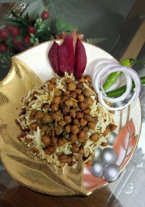 A picture of Chana masala rice.