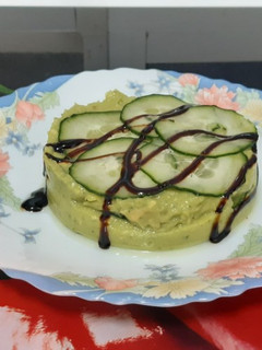 Una foto de Timbal de pepino y aguacate con salsa balsámica al Pedro Ximénez