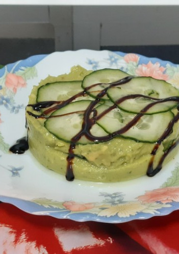 Una foto de Timbal de pepino y aguacate con salsa balsámica al Pedro Ximénez