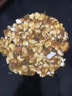ડ્રાયફ્રુટ ચીક્કી (Dryfruit chikki Recipe in Gujarati) રેસીપી મુખ્ય ફોટો