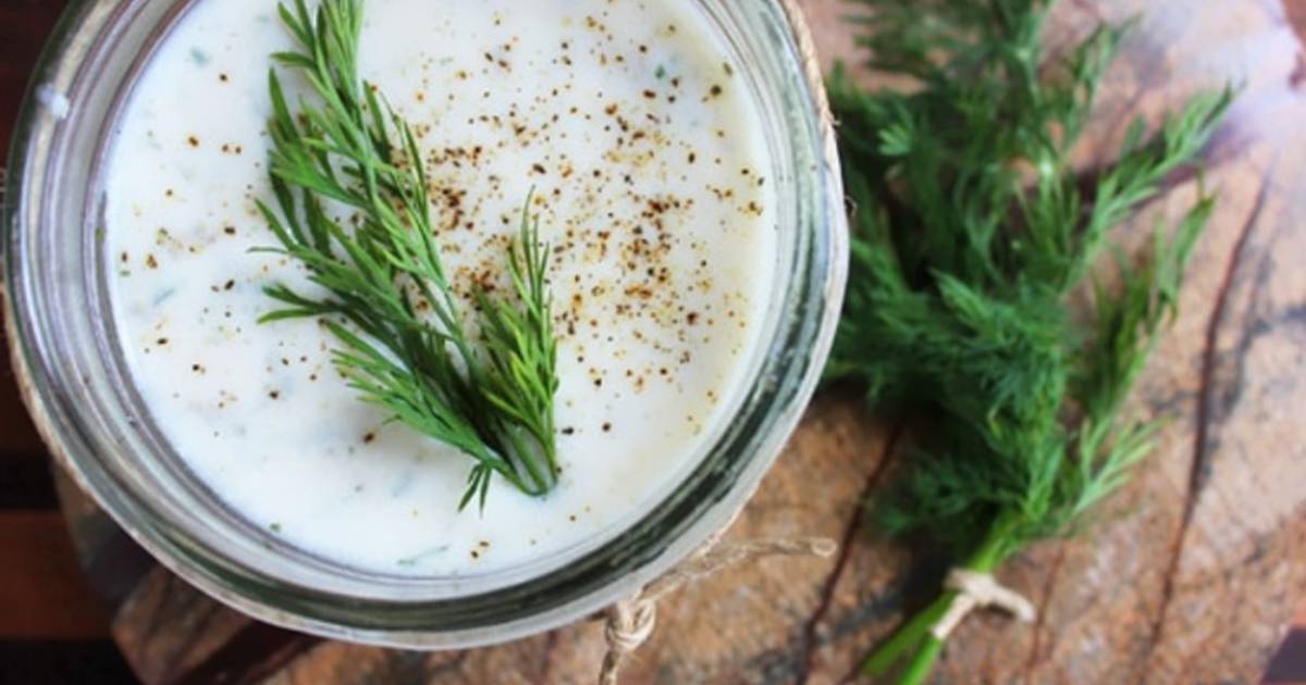 Соус из кефира и зелени. Соус из кефира с чесноком и зеленью. Кефир со специями. Соус на кефире