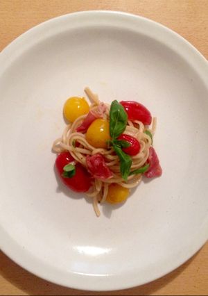 Una foto de Tallarines con cherry y jamón serrano