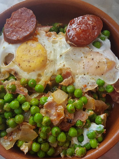 Una foto de Guisantes con huevo y bacon