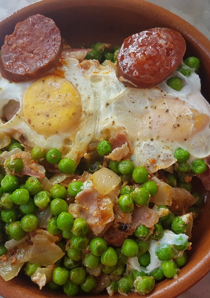 Una foto de Guisantes con huevo y bacon
