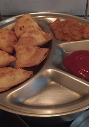 पोटैटो स्टफ्ड मिनी समोसा (potato stuffed mini samosa recipe in Hindi) रेसिपी मुख्य फोटो