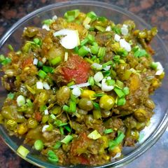 A picture of Undhiyu.