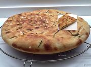 Una foto di focaccia al rosmarino
