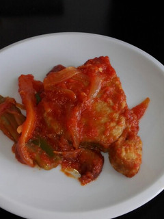 Una foto de Atún con tomate