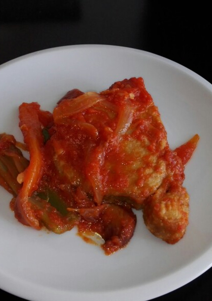Una foto de Atún con tomate