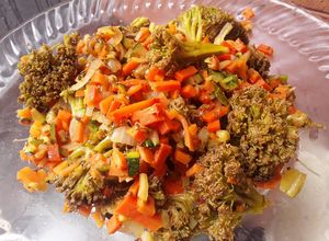Una foto de Vegetales 🥙salteados con ajo🌰 y salsa soya...🥗