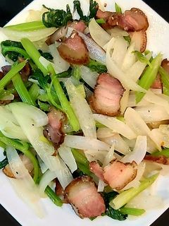 Hình của món Thịt ba chỉ gác bếp xào hành tây.