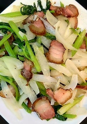 Hình của món Thịt ba chỉ gác bếp xào hành tây.