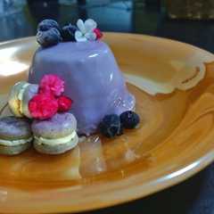 Una foto de Mousse de piloncillo y glaseado espejo