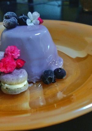Una foto de Mousse de piloncillo y glaseado espejo