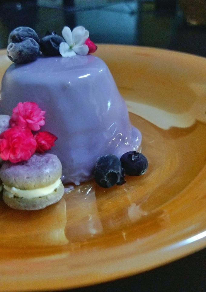 Una foto de Mousse de piloncillo y glaseado espejo
