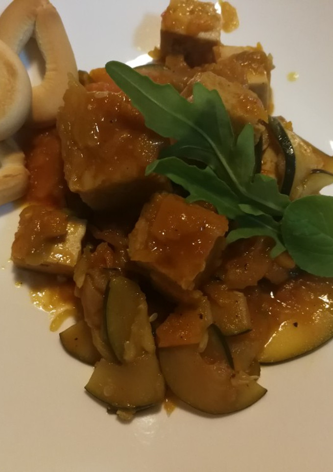 Una foto de Tempeh de garbanzos y tofu, estofada, vegano 🌱vegetariana