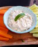 Dip de queso ricotta, salmón ahumado y pistachos, con alcaparras y eneldo