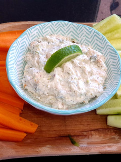Foto principal de Dip de queso ricotta, salmón ahumado y pistachos, con alcaparras y eneldo
