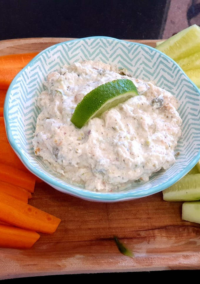 Una foto de Dip de queso ricotta, salmón ahumado y pistachos, con alcaparras y eneldo