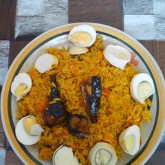 A picture of Joluf na shinkafa da soyyan kifi da kwai.