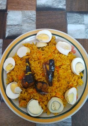 A picture of Joluf na shinkafa da soyyan kifi da kwai.