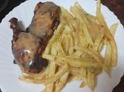 Una foto de pollo frito a las hierbas