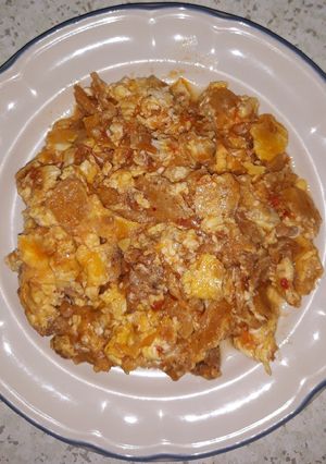 Una foto de Migas con chorizo y huevo 🥘🥚