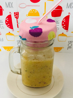 Una foto de Jugo con Quinua y Frutas!🥝🍍🍎